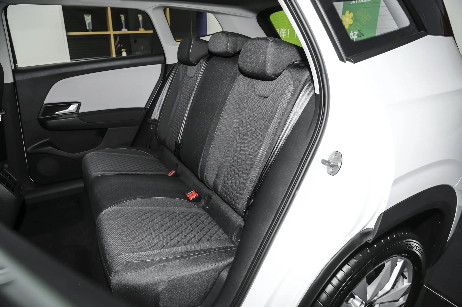 JETTA VS8 — задний ряд